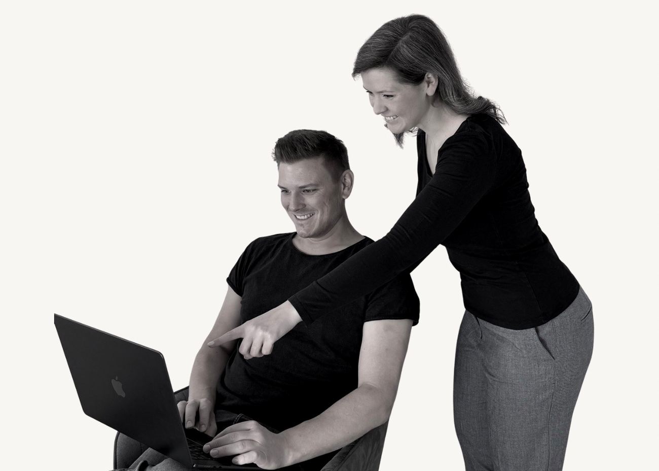 Andreas und Anna bei der Arbeit am Laptop